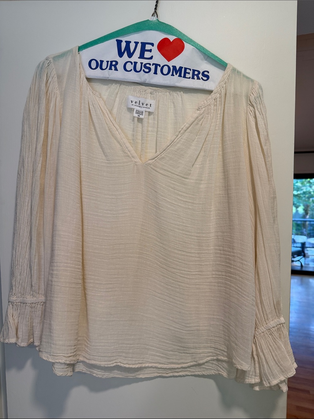 Velvet by Graham & Spencer size XS Cream ladies V-Neck Gauze Top w Ruffle Cuffs